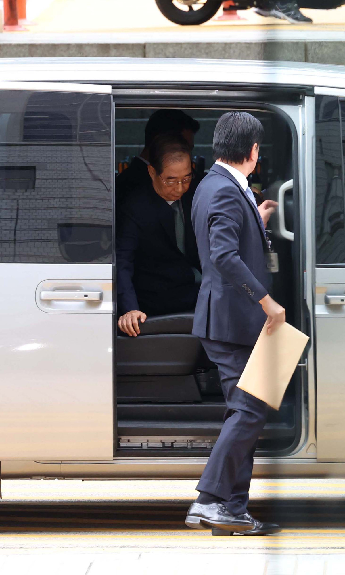 ▲내란 방조 및 위증 등 혐의를 받는 한덕수 전 국무총리가 27일 서울 서초구 서울중앙지방법원에서 열린 구속 전 피의자 심문(영장실질심사)에 출석하고 있다. 신태현 기자 holjjak@