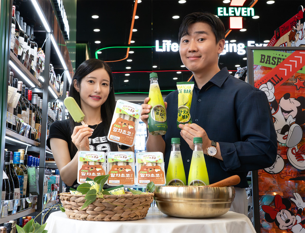 ▲편의점 세븐일레븐은 말차맛 막걸리ㆍ아이스크림ㆍ샌드위치까지 말차 상품 라인업을 확대한다고 27일 밝혔다. 모델들이 말차맛 상품을 소개하고 있다.  (사진제공=코리아세븐)