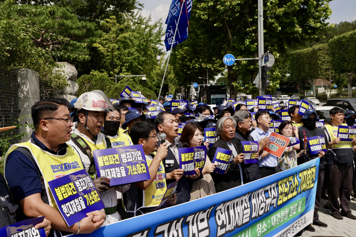 ▲현대제철비정규직지회가 27일 서울 서초구 대검찰청 정문 앞에서 기자회견을 하고 있다. (사진= 금속노조)