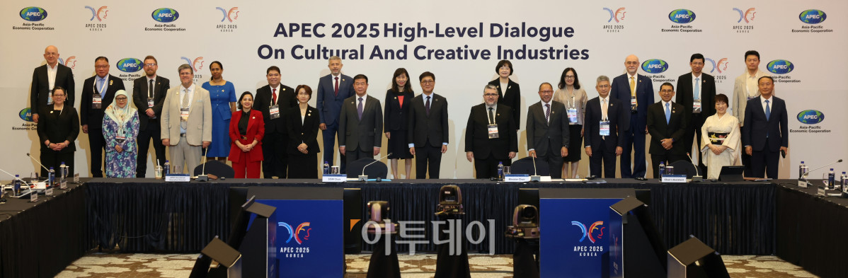 ▲최휘영 문화체육관광부 장관이 27일 경북 경주 힐튼호텔에서 열린 'APEC 문화산업고위급대화 개회식'에서 각 국 수석대표와 기념촬영을 하고 있다. (문화체육관광부)