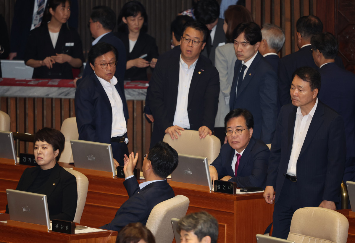 ▲송언석 국민의힘 원내대표를 비롯한 지도부 의원들이 27일 오후 서울 여의도 국회에서 열린 제428회국회(임시회) 제3차 본회의에서 심각한 표정으로 자리에 앉아 있다. 2025.08.27.  (뉴시스)
