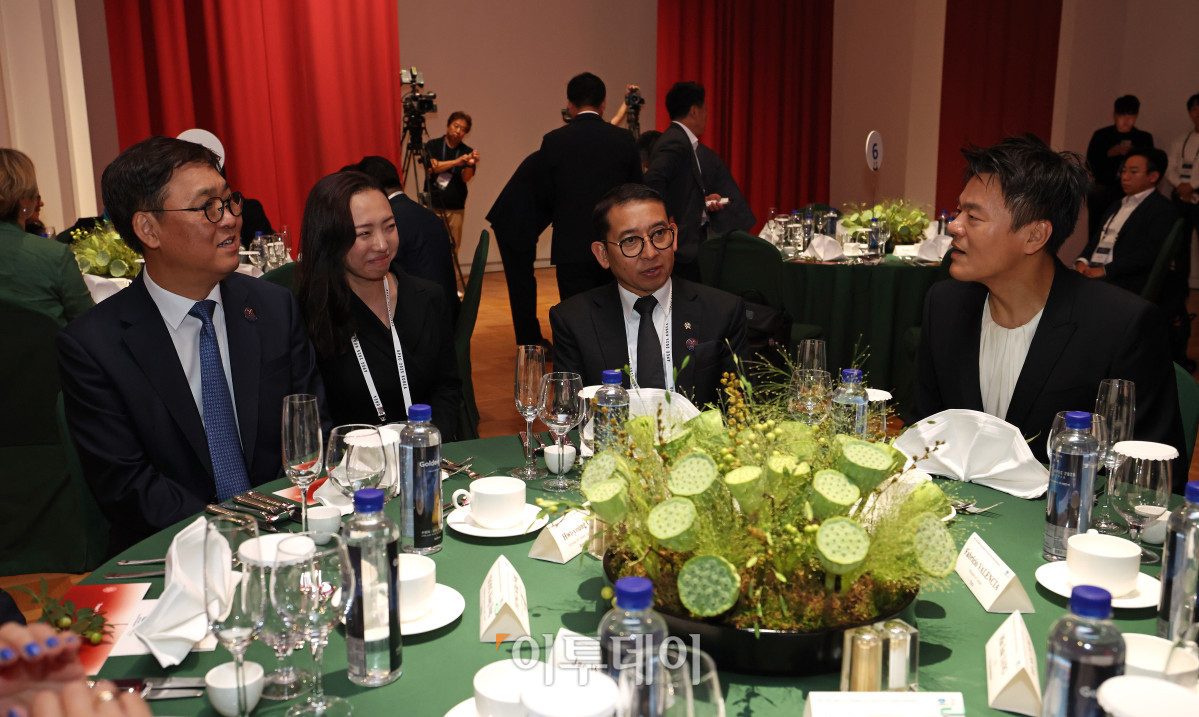 ▲최휘영 문화체육관광부 장관이 26일 경북 경주 우양미술관에서 열린 ‘2025 APEC 문화산업고위급대화 환영만찬’에서 참석자들과 이야기를 나누고 있다. (문화체육관광부)