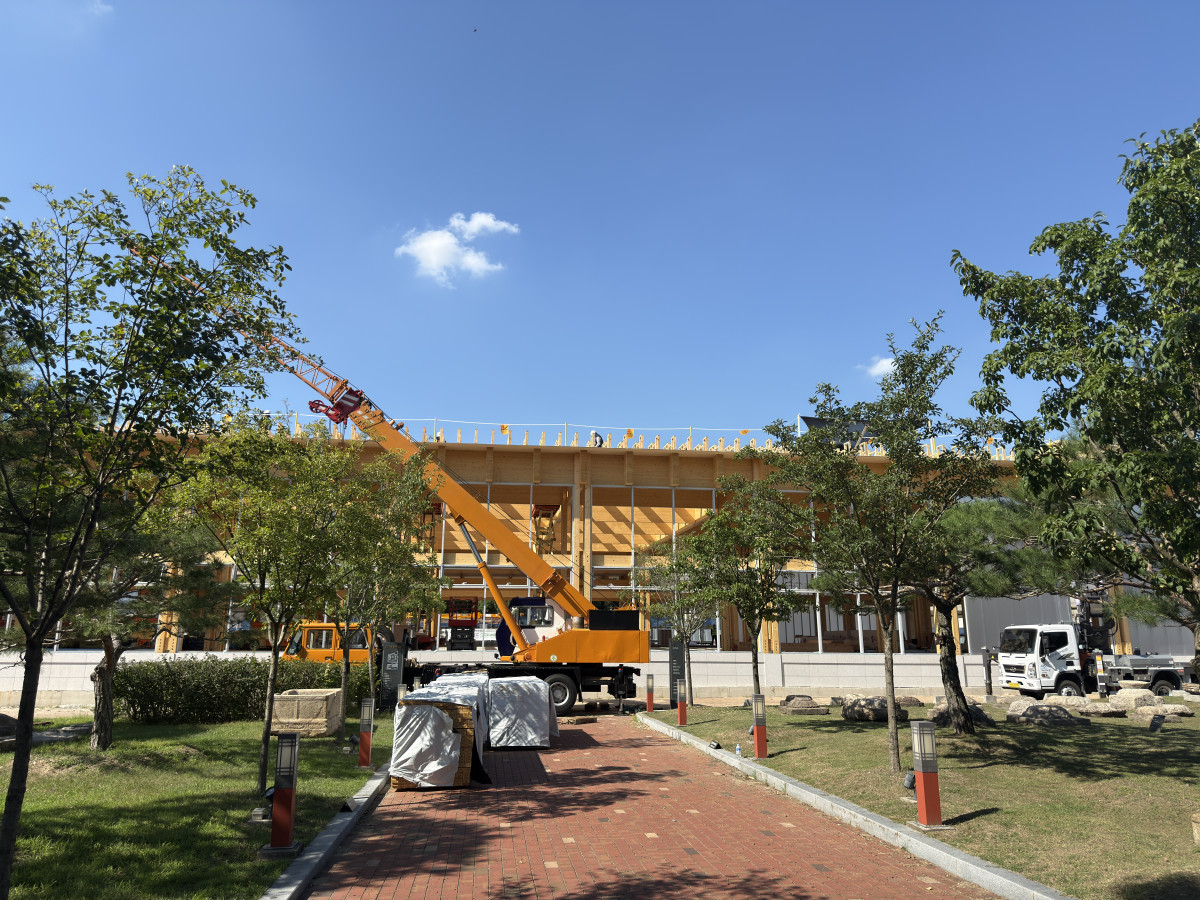 ▲국립경주박물관 앞에 건설 중인 2025 APEC 정상회의 만찬장 모습.  (조아라 기자 abc@)