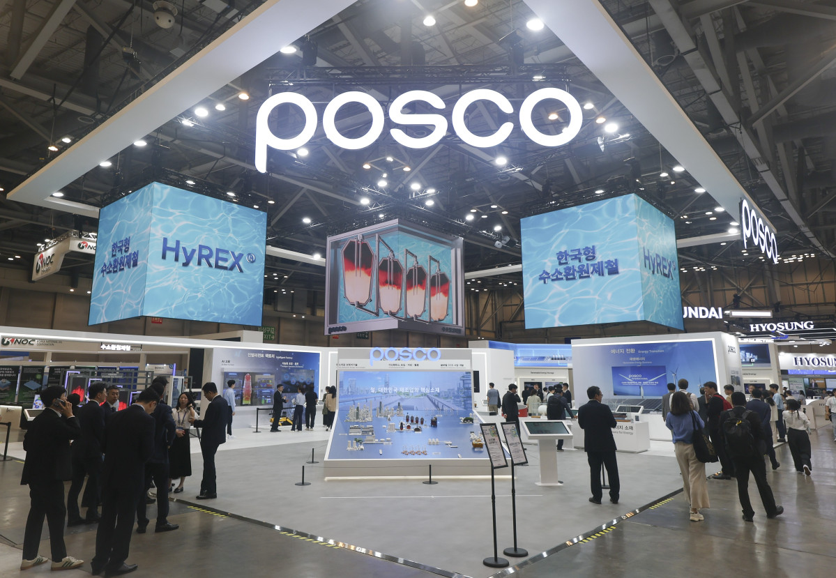 ▲27일 개막한 ‘2025 기후산업국제박람회’에서 관람객들이 포스코그룹 통합 전시관을 둘러보고 있다. (사진=포스코그룹)