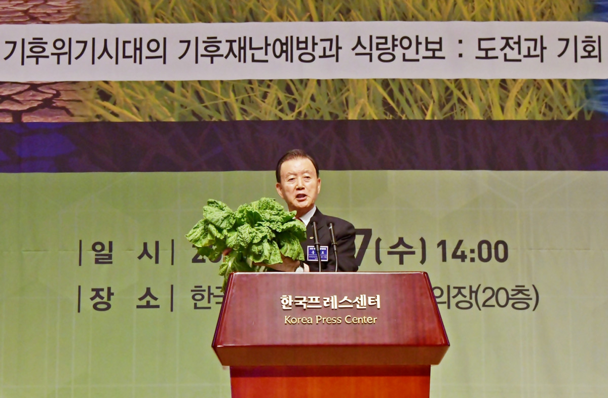 ▲홍문표 한국농수산식품유통공사 사장이 27일 서울 프레스센터에서 열린 ‘2025 세계기후환경포럼’에서 기조강연 중 배추 신품종 ‘하라듀’를 소개하고 있다. (사진제공=한국농수산식품유통공사)