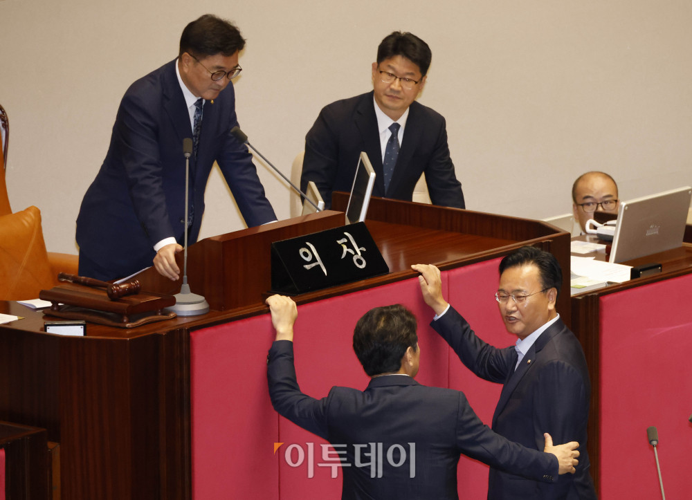 ▲문진석(아래 왼쪽) 더불어민주당 원내수석부대표와 유상범(아래 오른쪽) 국민의힘 원내수석부대표가 27일 서울 여의도 국회에서 열린 본회의에서 이상현, 우인식 국가인권위원회 위원 선출안이 부결되자 우원식 의장에게 의사진행 발언을 신청하고 있다. 고이란 기자 photoeran@