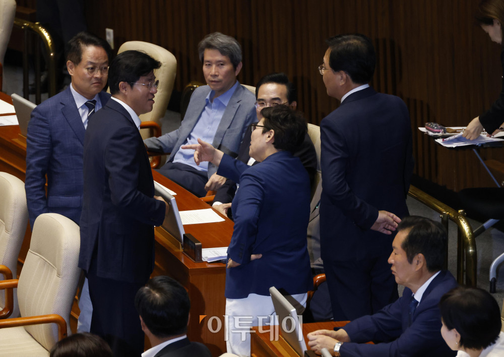 ▲송언석(오른쪽) 국민의힘 원내대표와 임이자(오른쪽 두번째) 의원이 27일 서울 여의도 국회에서 열린 본회의에서 이상현, 우인식 국가인권위원회 위원 선출안이 부결되자 김병기 더불어민주당 원내대표를 비롯한 여당 의원들에게 항의하고 있다. 고이란 기자 photoeran@