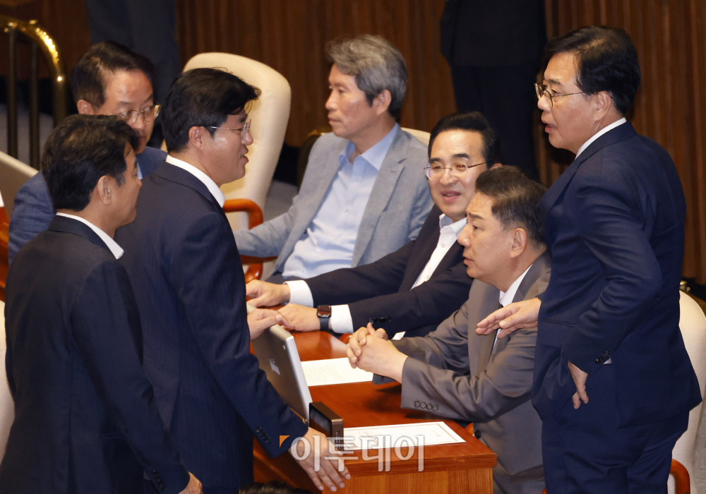 ▲송언석(오른쪽) 국민의힘 원내대표가 27일 서울 여의도 국회에서 열린 본회의에서 이상현, 우인식 국가인권위원회 위원 선출안이 부결되자 김병기(오른쪽 두번째) 더불어민주당 원내대표를 비롯한 여당 의원들에게 항의하고 있다. 고이란 기자 photoeran@
