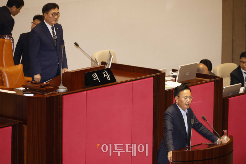 ▲유상범 국민의힘 원내수석부대표가 27일 서울 여의도 국회에서 열린 본회의에서 이상현, 우인식 국가인권위원회 위원 선출안이 부결되자 의사진행 발언을 하고 있다. 왼쪽은 우원식 국회의장. 고이란 기자 photoeran@