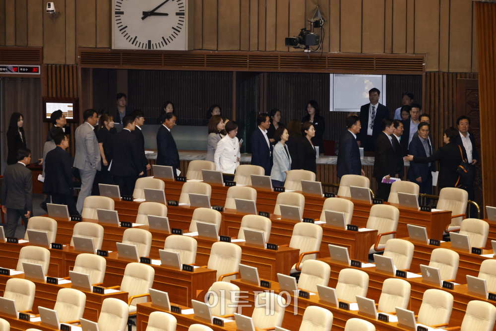 ▲국민의힘 의원들이 27일 서울 여의도 국회에서 열린 본회의에서 이상현, 우인식 국가인권위원회 위원 선출안이 부결되자 퇴장하고 있다. 고이란 기자 photoeran@