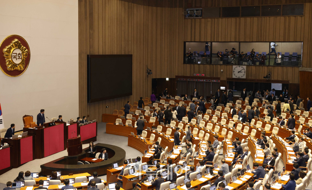 ▲국민의힘 의원들이 27일 서울 여의도 국회에서 열린 본회의에서 이상현, 우인식 국가인권위원회 위원 선출안이 부결되자 퇴장하고 있다. 고이란 기자 photoeran@