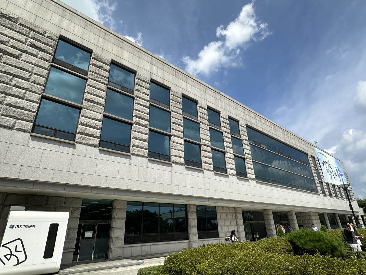 ▲수원 선경도서관 외관 (이수진 기자)