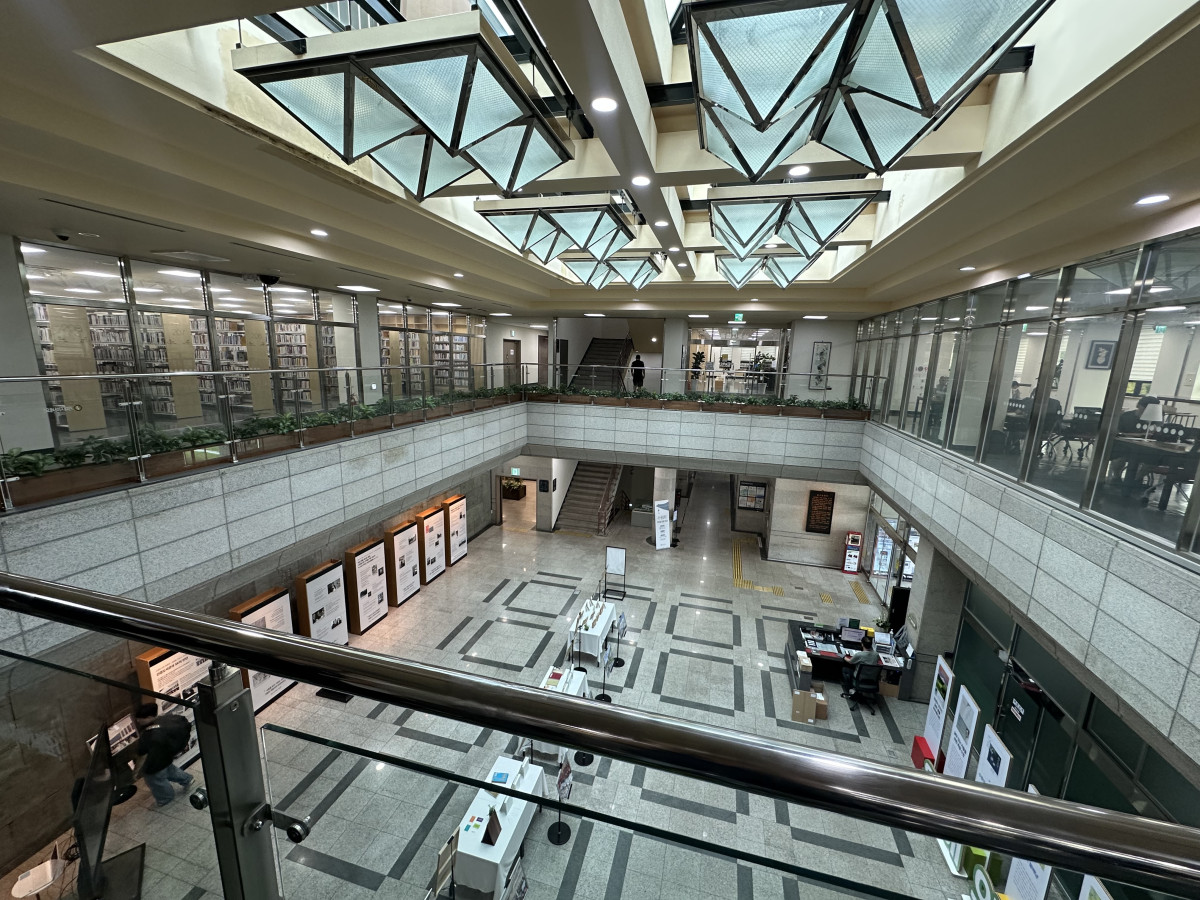 ▲수원 선경도서관 2층에서 내려다본 1층 로비 모습 (이수진 기자)