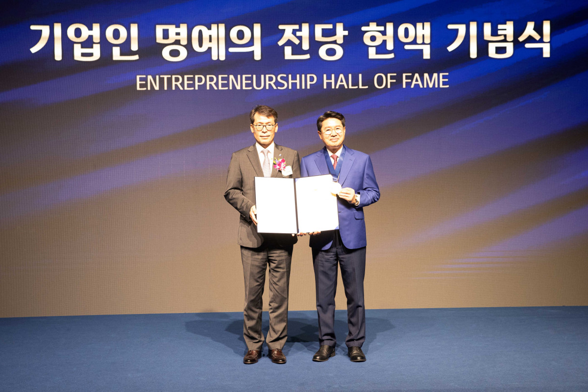 ▲27일 서울 을지로 기업은행 본점에서 열린 ‘2025년 기업인 명예의 전당 헌액식‘에서 김성태 IBK기업은행장(왼쪽)과 박동석 산일전기 회장(오른쪽)이 기념촬영을 하고 있는 모습 (사진제공=IBK기업은행)