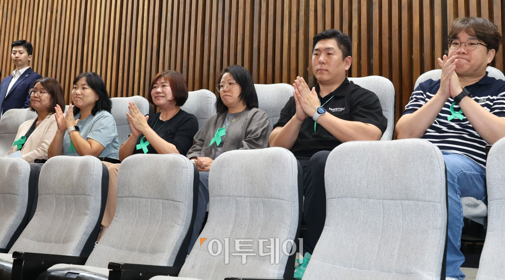 ▲27일 서울 여의도 국회에서 열린 본회의에서 오송 지하차도 참사 진상규명과 재발방지 대책마련을 위한 국정조사계획서 승인의 건이 가결되자 유가족들이 기뻐하고 있다. 고이란 기자 photoeran@