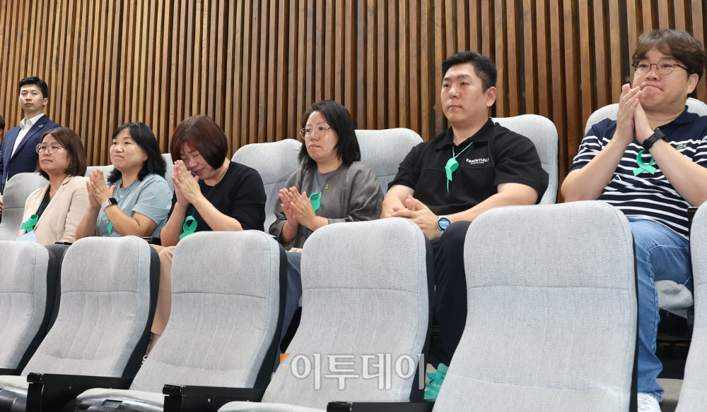 ▲27일 서울 여의도 국회에서 열린 본회의에서 오송 지하차도 참사 진상규명과 재발방지 대책마련을 위한 국정조사계획서 승인의 건이 가결되자 유가족들이 기뻐하고 있다. 고이란 기자 photoeran@