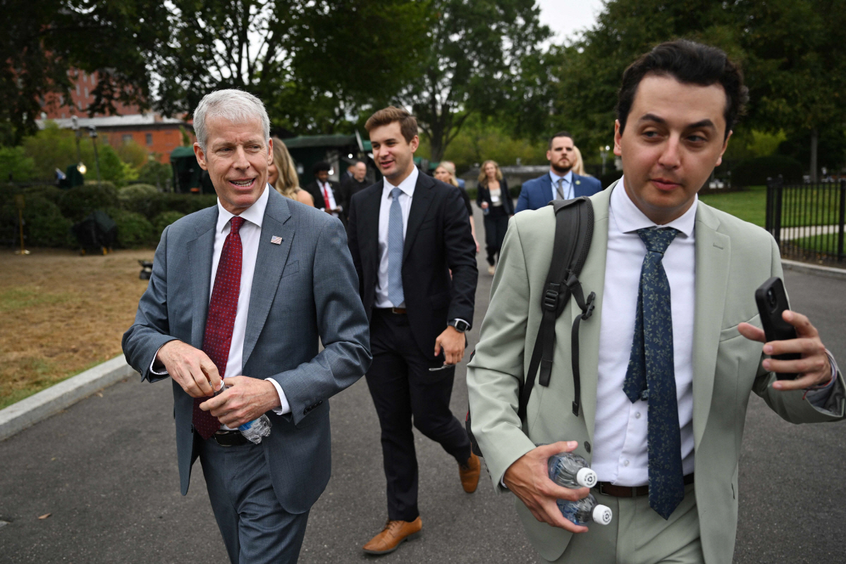 ▲크리스 라이트(왼쪽) 미국 에너지부 장관이 19일(현지시간) 백악관에서 나오고 있다.  (워싱턴D.C./AFP연합뉴스)