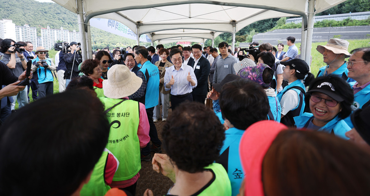 ▲김동연 경기도지사가 남양주 혁신형 공공의료원 예정지에서 관계자 및 자원봉사자들과 모여 참석자들과 소통하고 있다. (경기도)