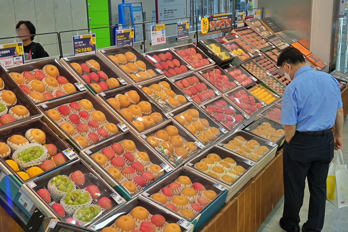 ▲서울시 중구에 위치한 롯데마트 제타플렉스 서울역점 과일 선물세트 매대에서 고객이 상품을 살펴보고 있다. (사진제공=롯데마트)