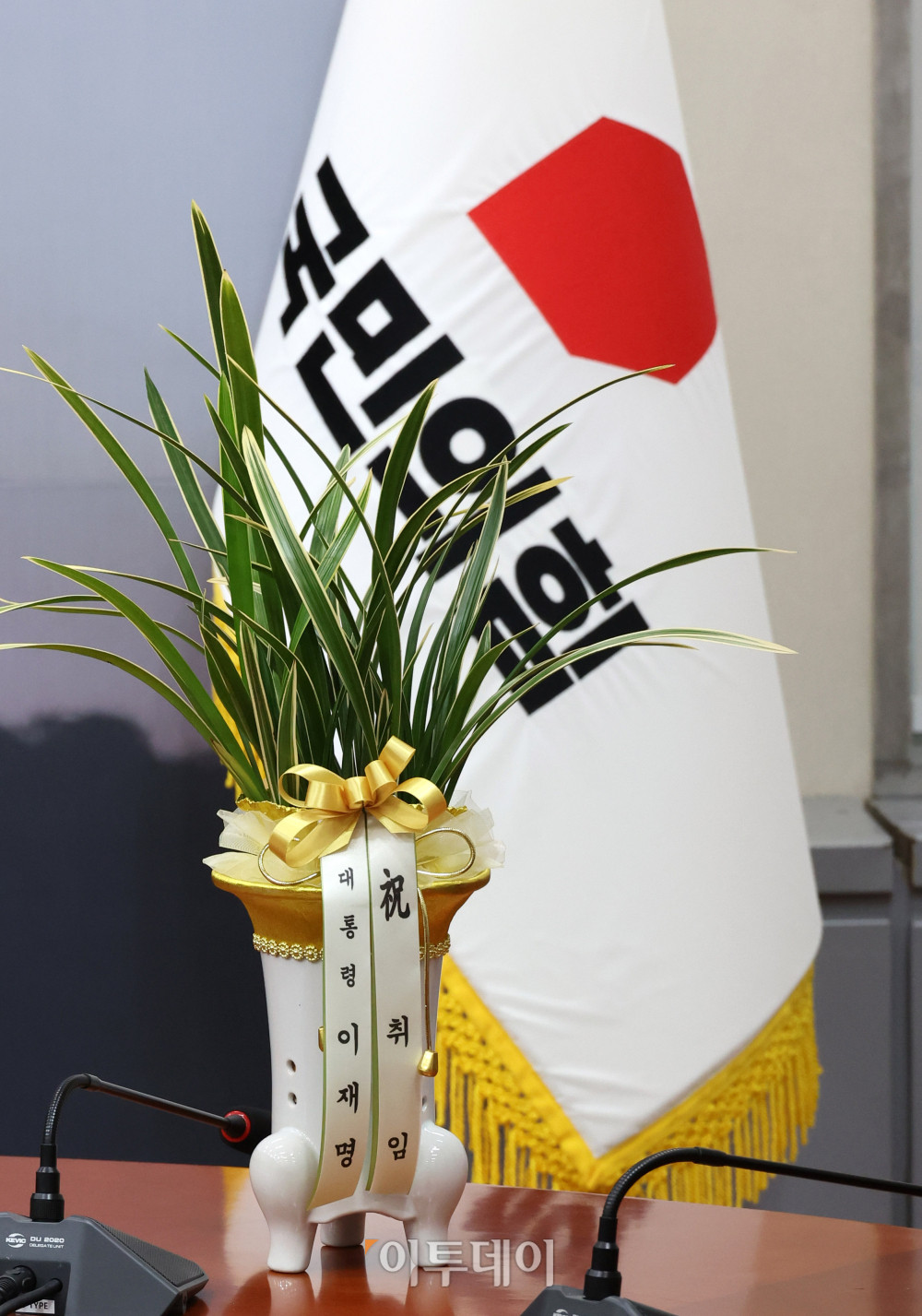 ▲우상호 대통령실 정무수석이 27일 서울 여의도 국회에서 장동혁 국민의힘 대표를 예방해 전달한 이재명 대통령 축하난이 탁상 위에 놓여있다. 고이란 기자 photoeran@