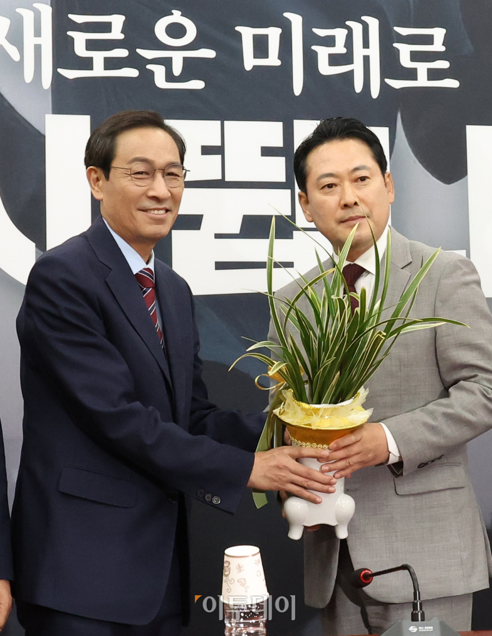 ▲우상호(왼쪽) 대통령실 정무수석이 27일 서울 여의도 국회에서 장동혁 국민의힘 대표를 예방해 이재명 대통령 축하난을 전달하고 있다. 고이란 기자 photoeran@