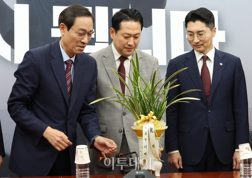 ▲우상호(왼쪽) 대통령실 정무수석이 27일 서울 여의도 국회에서 장동혁(가운데) 국민의힘 대표를 예방해 이재명 대통령 축하난을 전달하고 있다. 고이란 기자 photoeran@