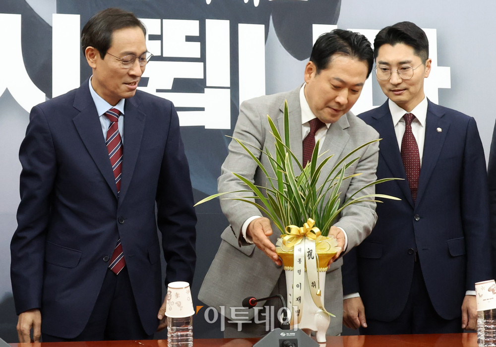 ▲우상호(왼쪽) 대통령실 정무수석이 27일 서울 여의도 국회에서 장동혁(가운데) 국민의힘 대표를 예방해 이재명 대통령 축하난을 전달하고 있다. 고이란 기자 photoeran@