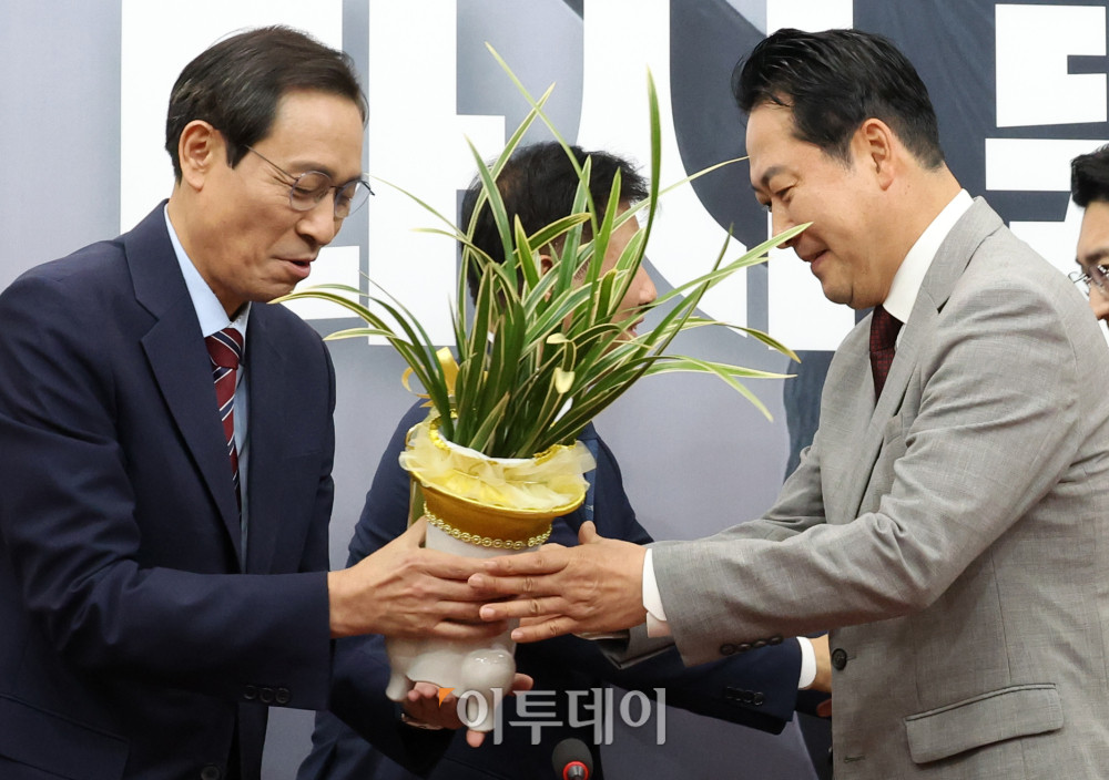 ▲우상호(왼쪽) 대통령실 정무수석이 27일 서울 여의도 국회에서 장동혁 국민의힘 대표를 예방해 이재명 대통령 축하난을 전달하고 있다. 고이란 기자 photoeran@