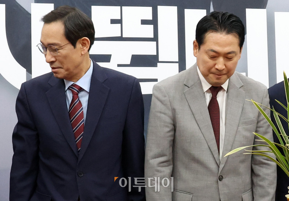 ▲우상호(왼쪽) 대통령실 정무수석이 27일 서울 여의도 국회에서 장동혁 국민의힘 대표를 예방하고 있다. 고이란 기자 photoeran@