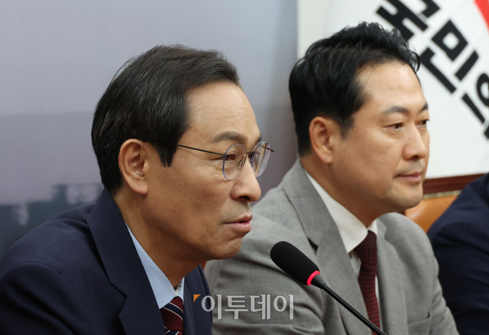 ▲우상호(왼쪽) 대통령실 정무수석이 27일 서울 여의도 국회에서 장동혁 국민의힘 대표를 예방하고 있다. 고이란 기자 photoeran@