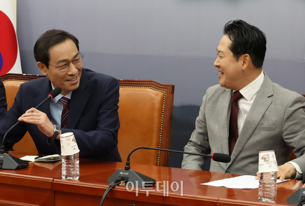 ▲우상호(왼쪽) 대통령실 정무수석이 27일 서울 여의도 국회에서 장동혁 국민의힘 대표를 예방하고 있다. 고이란 기자 photoeran@