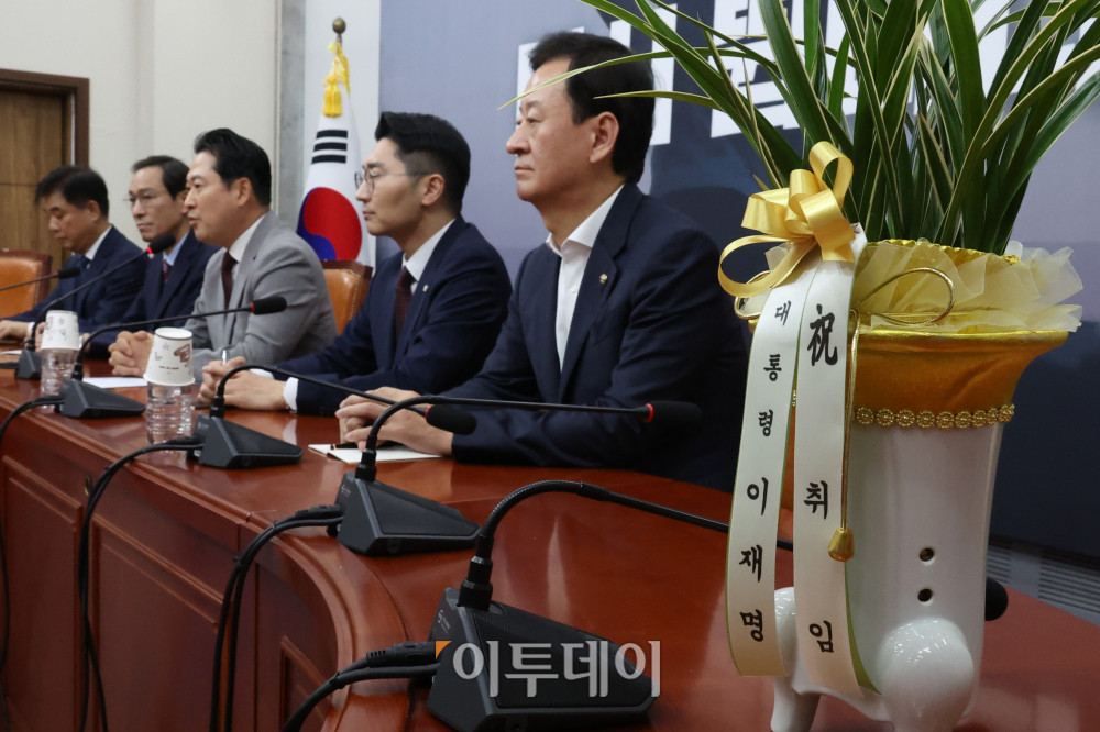 ▲우상호 대통령실 정무수석이 27일 서울 여의도 국회에서 장동혁 국민의힘 대표를 예방해 전달한 이재명 대통령 축하난이 탁상 위에 놓여있다. 고이란 기자 photoeran@