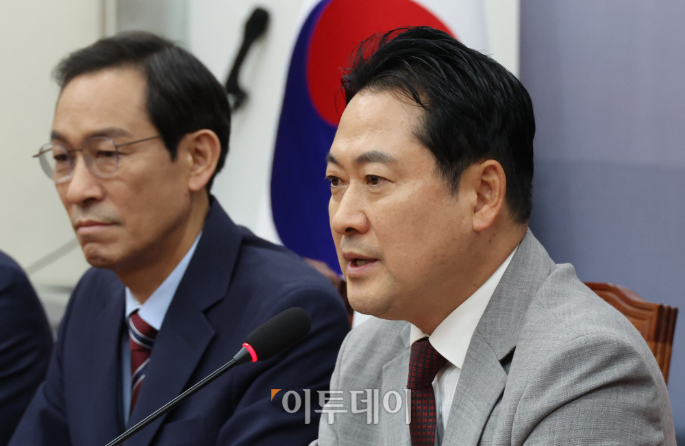 ▲우상호(왼쪽) 대통령실 정무수석이 27일 서울 여의도 국회에서 장동혁 국민의힘 대표를 예방하고 있다. 고이란 기자 photoeran@