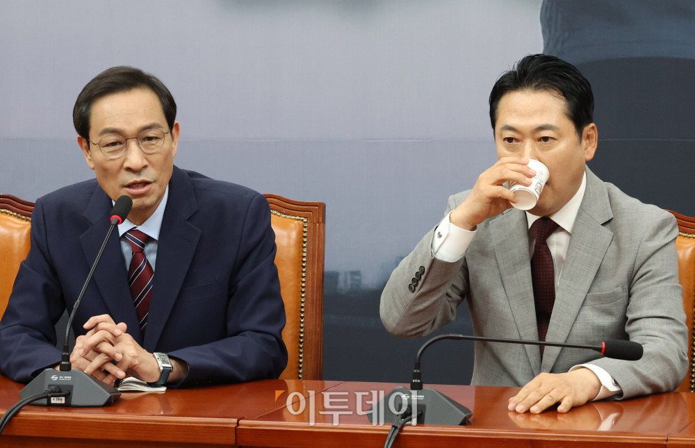 ▲우상호(왼쪽) 대통령실 정무수석이 27일 서울 여의도 국회에서 장동혁 국민의힘 대표를 예방하고 있다. 고이란 기자 photoeran@