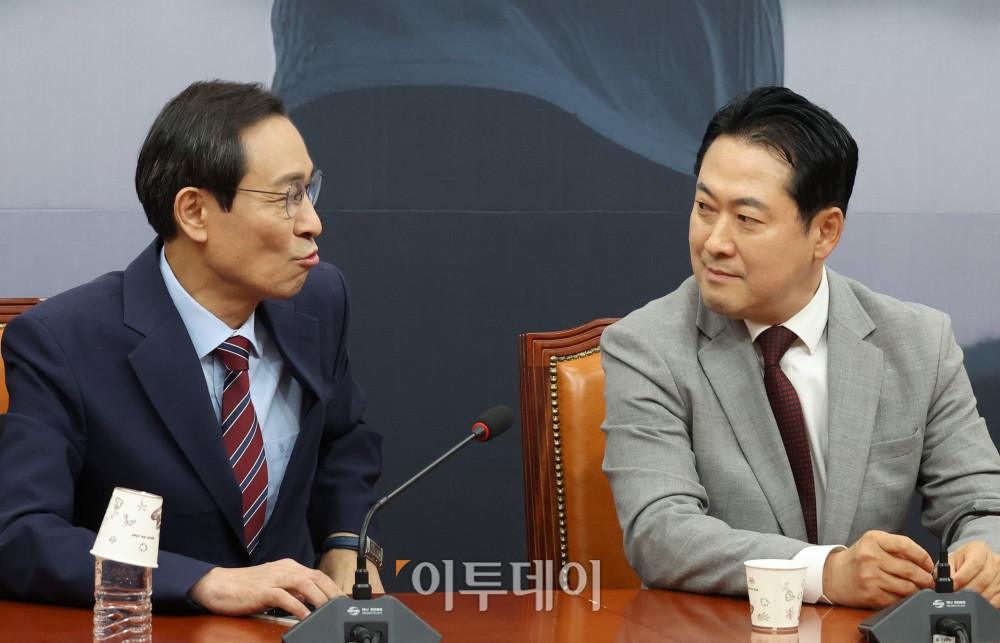 ▲우상호(왼쪽) 대통령실 정무수석이 27일 서울 여의도 국회에서 장동혁 국민의힘 대표를 예방하고 있다. 고이란 기자 photoeran@