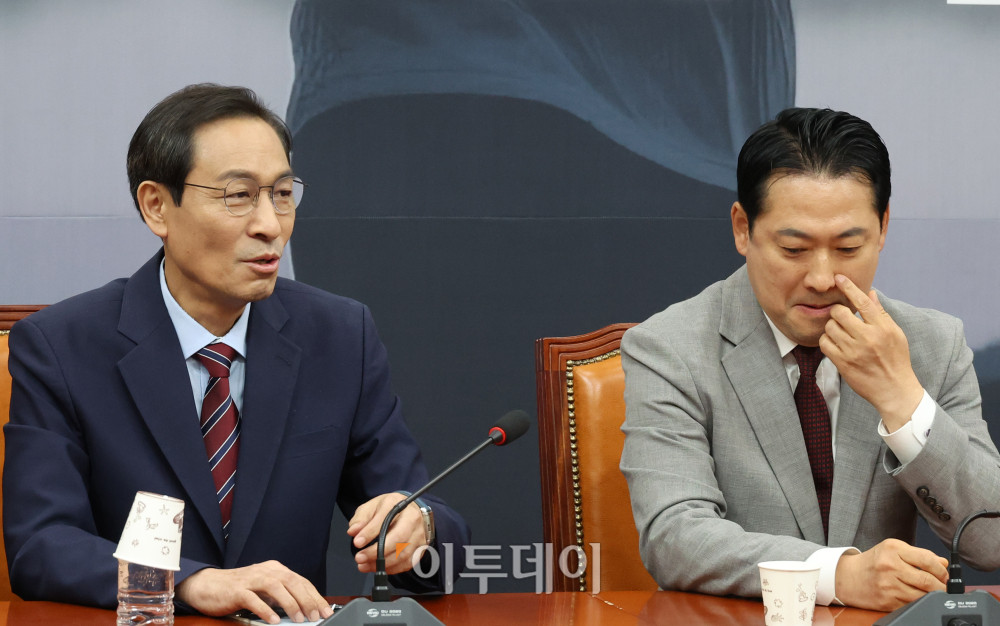 ▲우상호(왼쪽) 대통령실 정무수석이 27일 서울 여의도 국회에서 장동혁 국민의힘 대표를 예방하고 있다. 고이란 기자 photoeran@