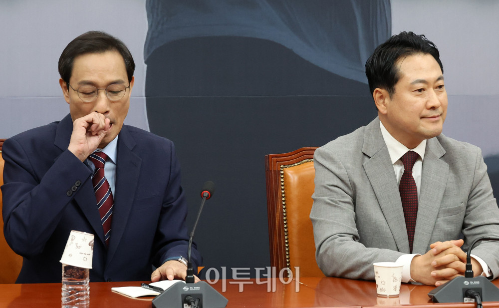 ▲우상호(왼쪽) 대통령실 정무수석이 27일 서울 여의도 국회에서 장동혁 국민의힘 대표를 예방하고 있다. 고이란 기자 photoeran@