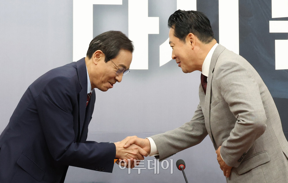 ▲우상호(왼쪽) 대통령실 정무수석이 27일 서울 여의도 국회에서 장동혁 국민의힘 대표를 예방하고 있다. 고이란 기자 photoeran@