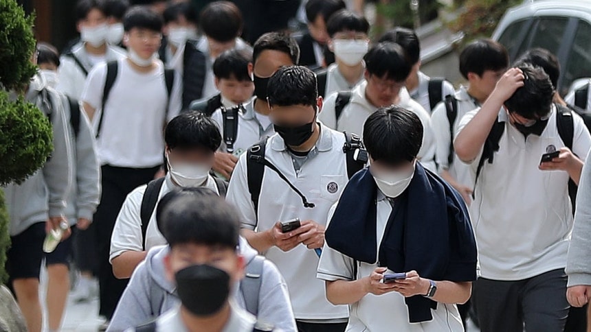 ▲서울 시내 한 중학교 앞에서 학생들이 스마트폰을 보면서 하교하고 있다. (뉴시스)