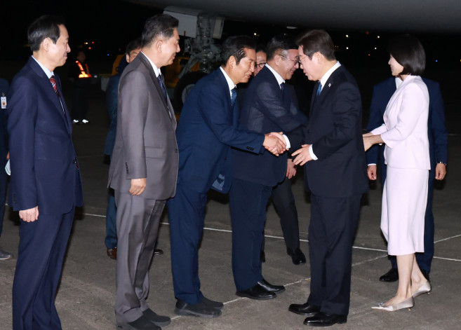 ▲이재명 대통령과 김혜경 여사가 일본·미국 방문 일정을 마치고 28일 경기도 성남 서울공항에 도착해 공군1호기에서 내린 뒤 더불어민주당 정청래 대표, 김병기 원내대표 등 영접 인사들과 악수하고 있다.  (연합뉴스)