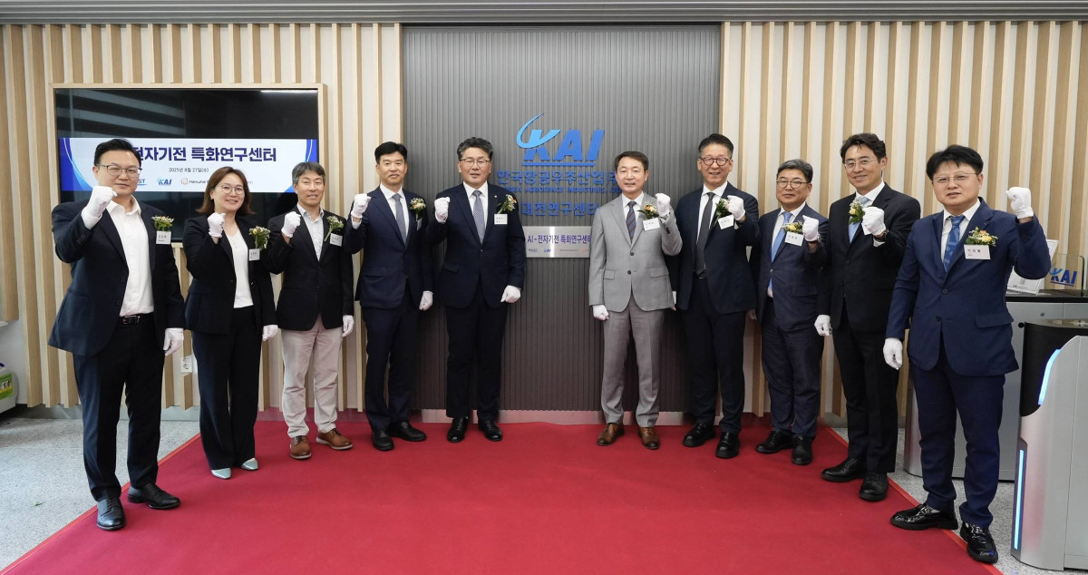 ▲KAI가 카이스트 내 AI-전자기전 특화연구센터를 설립했다. 주요 관계자들이 27일 개소식에서 기념촬영을 하고 있다. 왼쪽부터 김성배 네이버클라우드 이사, 김득화 펀진 총괄대표, 김선우 한양대학교 교수, 박혁 한화시스템 전무, 곽종우 한화시스템 부사장, 차재병 KAI 대표이사, 조병관 KAIST 연구처장, 최종원 KAI 상무, 김정훈 펀진 사장, 이정률 KAIST 학과장. (사진제공=한국항공우주)