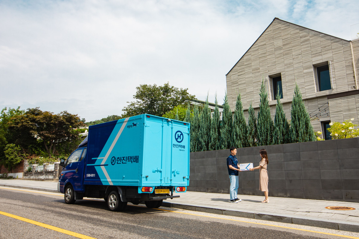 ▲한진은 인천광역시와 함께 운영하는 ‘반값택배’ 서비스가 시작 9개월 만에 누적 63만 박스, 이용 소상공인 6500여 명을 돌파하며 인천 지역 소상공인들의 물류비 절감에 큰 효과를 거두고 있다고 밝혔다. (사진=한진)