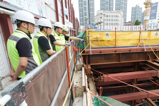 ▲주우정 현대엔지니어링 대표이사(왼쪽 세 번째)가 현장 안전점검을 하고 있다. (사진제공=현대엔지니어링)