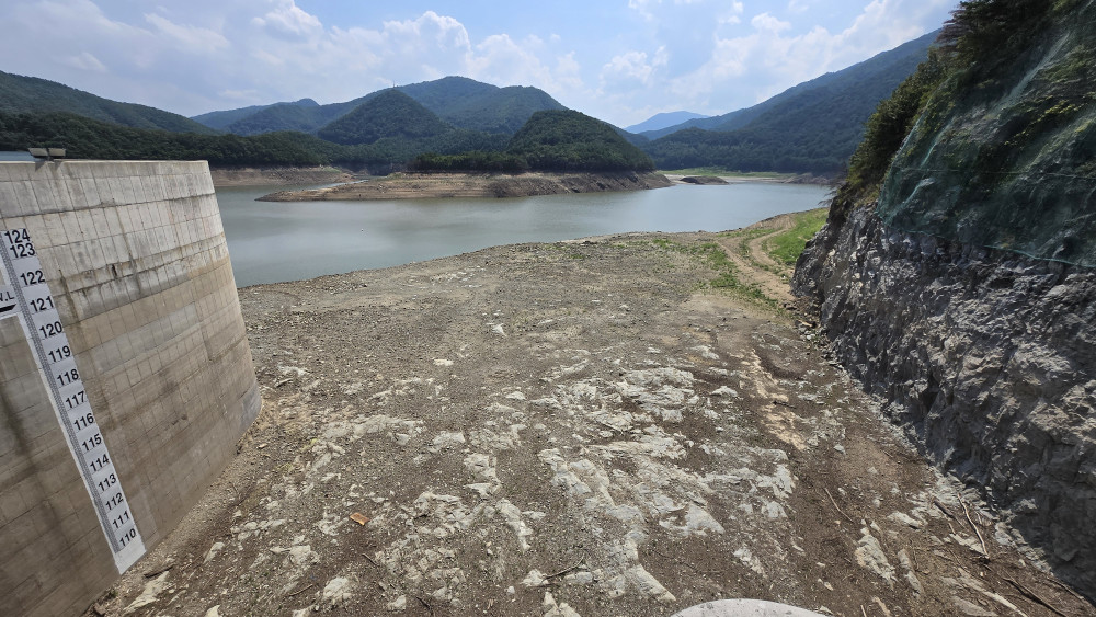 ▲24일 극심한 가뭄으로 강원 강릉시 주요 상수원인 오봉저수지의 저수율이 17.8%(평년 69.0%)까지 떨어져 사상 최저치를 연일 갈아치우고 있다. (연합뉴스)