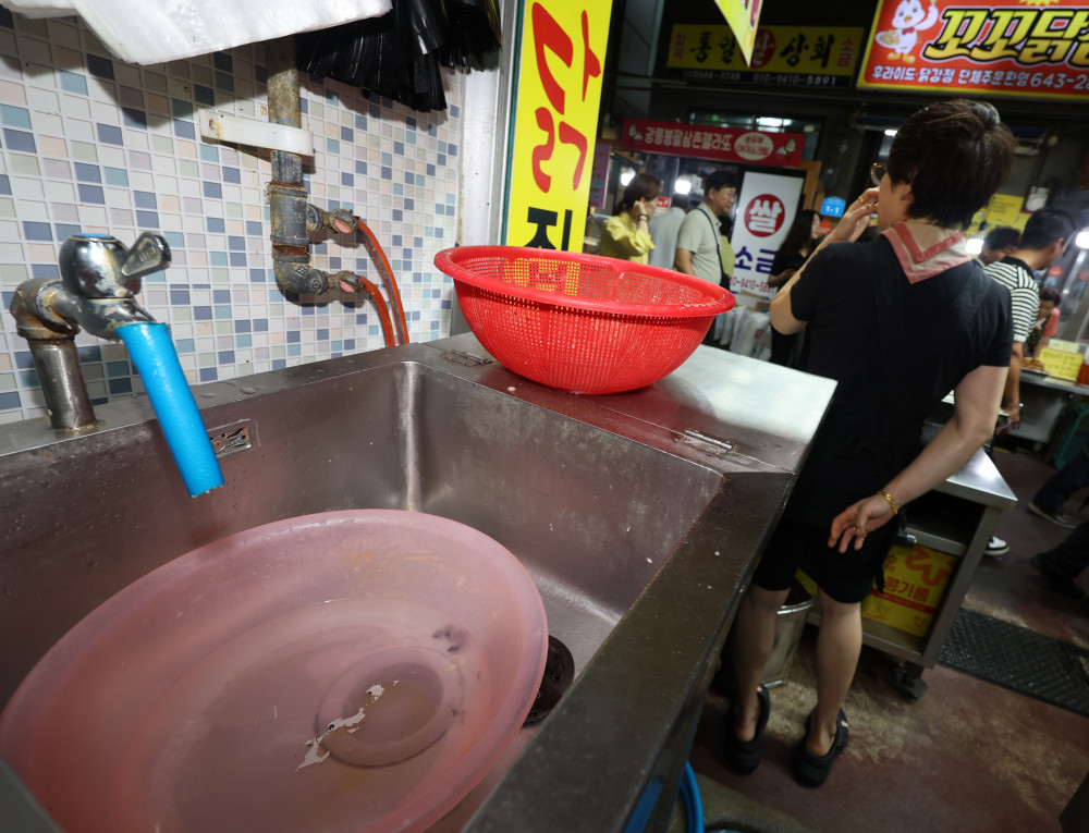 ▲26일 강원 강릉중앙시장 내 한 통닭집의 수도가 잠겨 있다.    강릉지역은 극심한 가뭄으로 제한 급수를 시행하고 있으며, 주요 취수원인 오봉저수지는 10%대 저수율을 기록하고 있다.  (연합뉴스)