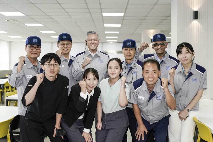 ▲GM 한국사업장 창원공장을 방문해 기념 사진을 촬영하고 있는 헥터 비자레알 사장(뒷줄 가운데)과 아시프 카트리 GM 해외사업부문 생산 총괄 부사장(뒷줄 우측 첫번째), 이동우 생산부문 부사장(뒷줄 좌측 첫번째), 김영식 창원공장 본부장(뒷줄 우측 두번째) 및 임직원. (사진=GM한국사업장)