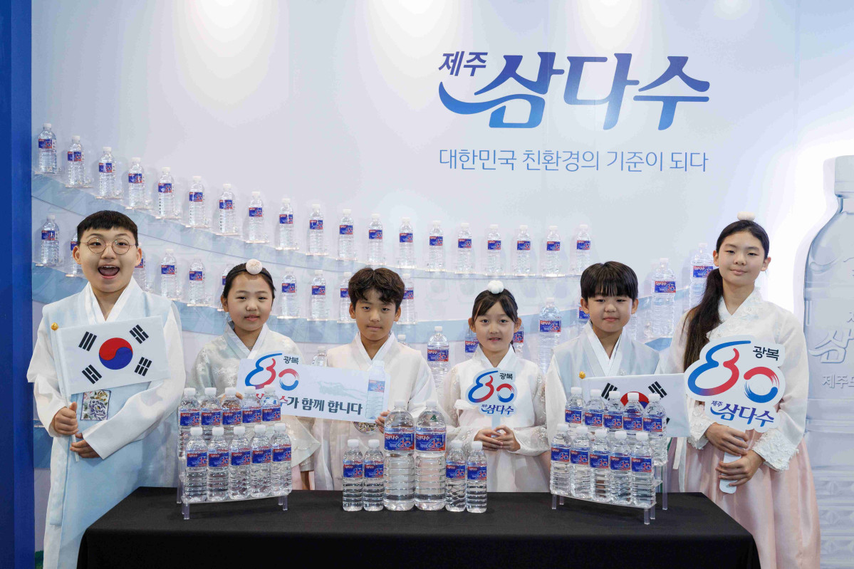 ▲제주개발공사가 제주삼다수 광복 80주년 한정판 라벨 제품을 출시했다. (사진제공=제주개발공사)