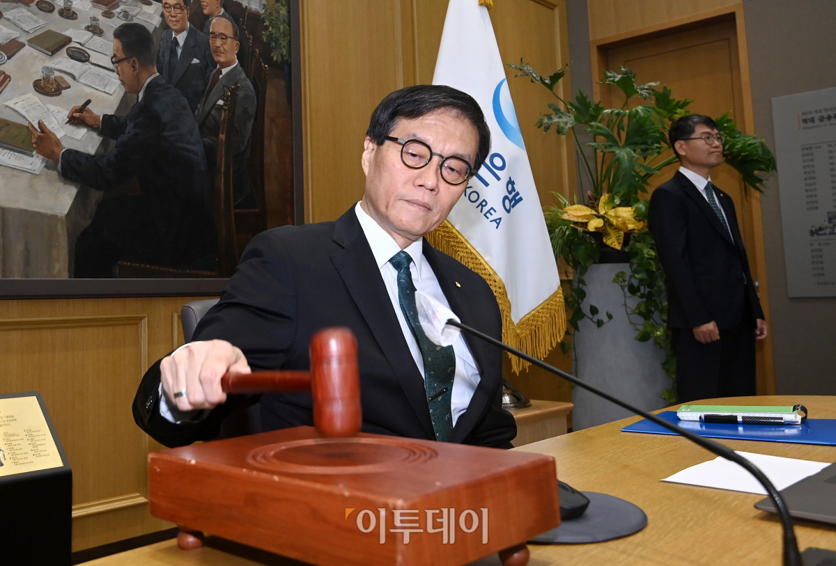 ▲이창용 한국은행 총재가 28일 서울 중구 한국은행에서 열린 금융통화위원회에서 의사봉을 두드리고 있다. 사진공동취재단