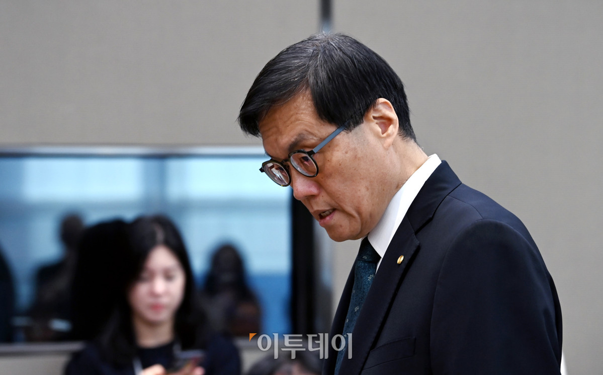 ▲이창용 한국은행 총재가 28일 서울 중구 한국은행에서 열린 금융통화위원회에 참석하고 있다. 사진공동취재단