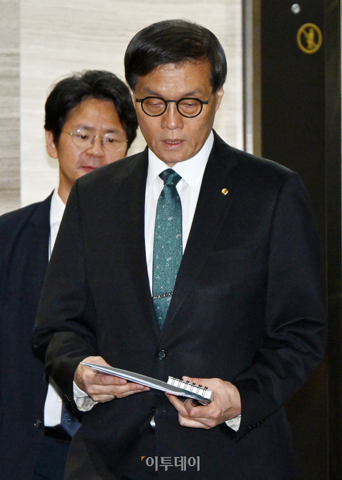 ▲이창용 한국은행 총재가 28일 서울 중구 한국은행에서 열린 금융통화위원회에 참석하고 있다. 사진공동취재단